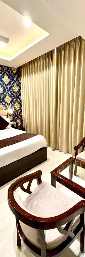 Hotel Lycoris Zirakpur Chandigarh !! Main Highway Hotel ! Lift ! Large Parking ! Premium AC Rooms ! Traveler choice，位于齐拉克普尔的酒店