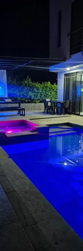 Fm Luxury Villa de arquitectura mediterránea piscina privada y cine，位于梅尔加的酒店