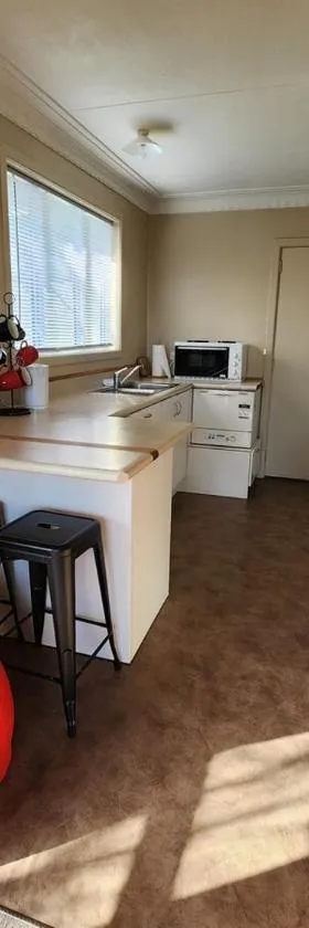 Guest Suite with private entry own kitchen and bathroom，位于奥玛鲁的酒店