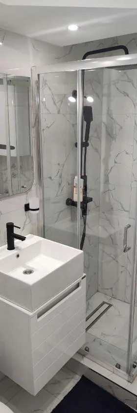 Apartman Sale lux，位于莱斯科瓦茨的酒店