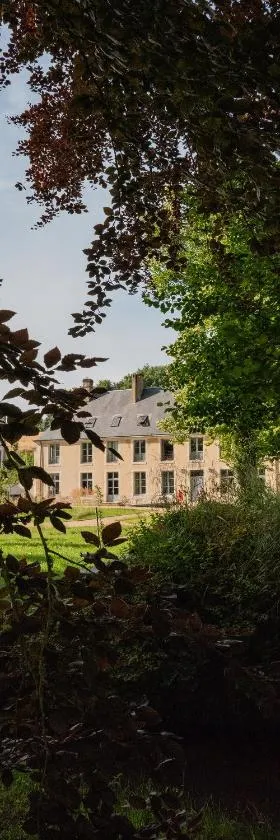 Hôtel les Prés，位于Saint-Hilaire-le-Châtel的酒店