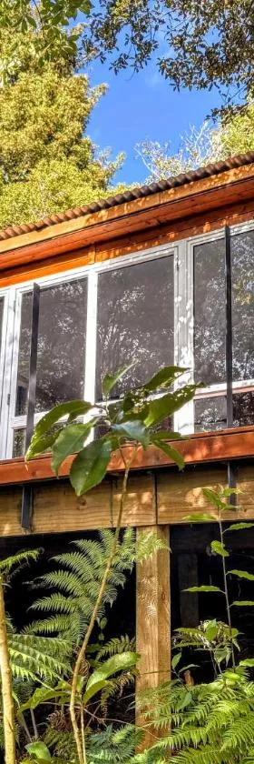 Fantail Bush Chalet，位于Parakakau的酒店