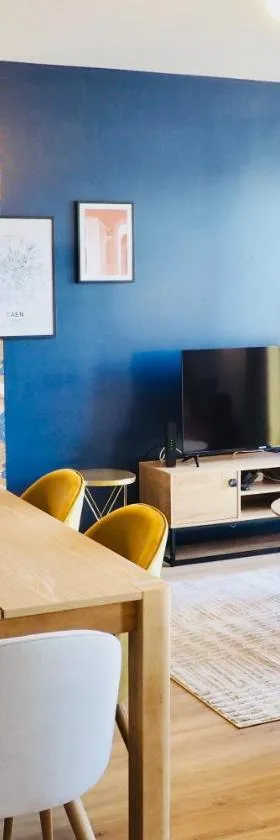 Charming apartment - private parking, balcony，位于凯恩的酒店