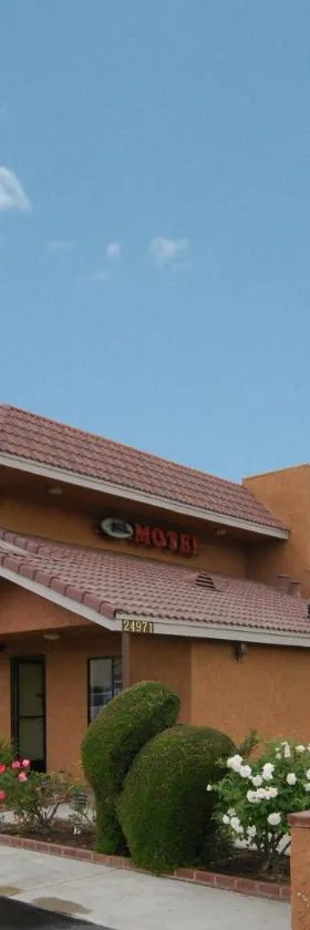 Santa Clarita Motel - Near six Flags Magic Mountain - Valencia，位于圣塔克拉瑞塔的酒店