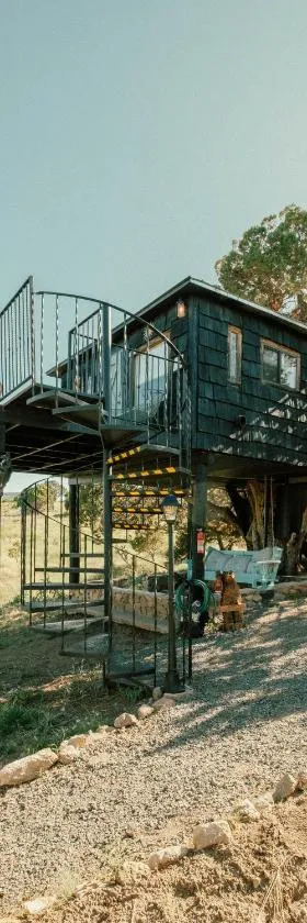 Ashley's Treehouse At El Mistico Ranch，位于Nogal的酒店
