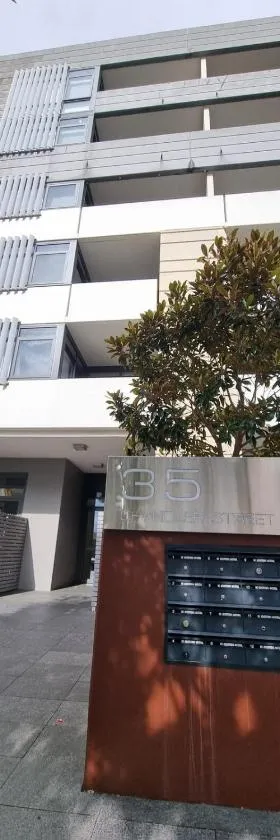 Modern 1 Bedroom apartment with Pool, Gym & Water Views，位于贝尔康嫩的酒店
