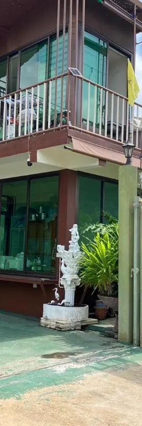 บ้านเพชรพวงเขาใหญ่，位于农南登的酒店