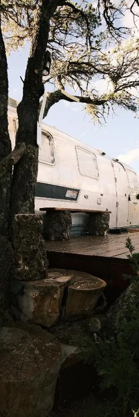 Silver Bullet Airstream, El Mistico Glamping Ranch，位于Nogal的酒店