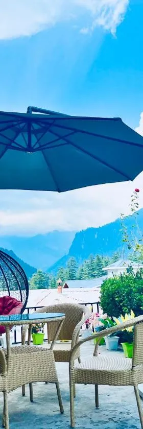 Himalayan River Resort, Manali - #riverside # private parking # scenic River & mountain View # open Cafe # spacious Rooms，位于马拉里的酒店