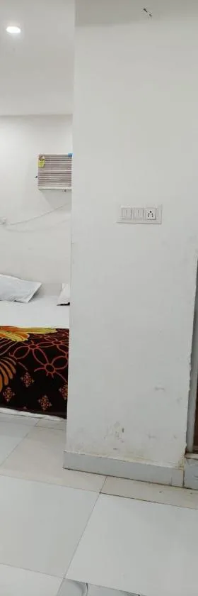 Hotel Janki Niwas - बाबा बैद्यनाथ मंदिर के निकट，位于德奥加尔的酒店