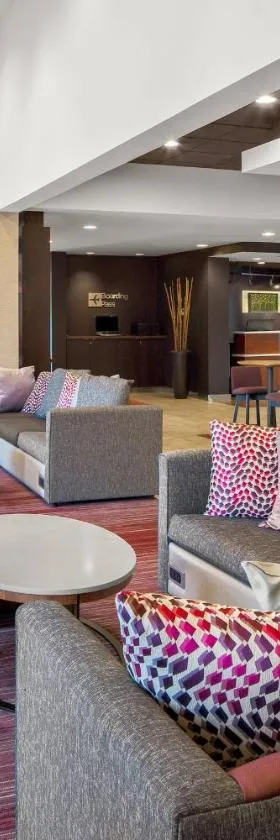 Courtyard by Marriott Pittsburgh Airport，位于科里奥波利斯的酒店