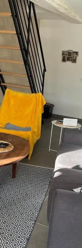 Warm house with unoverlooked terrace，位于Béruges的酒店