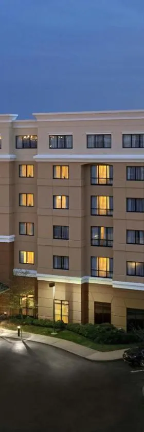 Courtyard by Marriott Newark Elizabeth，位于伊丽莎白的酒店