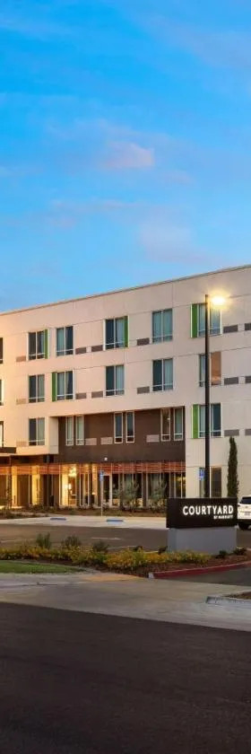 Courtyard by Marriott Fresno Clovis，位于克洛维斯的酒店