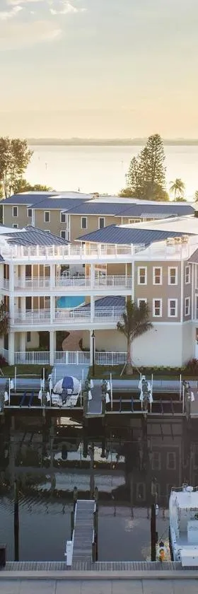 Waterline Villas & Marina, Autograph Collection，位于霍姆斯海滩的酒店