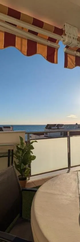 Ático Mediterráneo con Terraza y Solárium en el centro y a un paso del mar en Rincón de la Victoria，位于林孔-德拉维多利亚的酒店