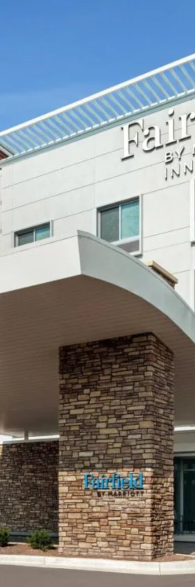 Fairfield Inn & Suites by Marriott Milwaukee West，位于West Milwaukee的酒店