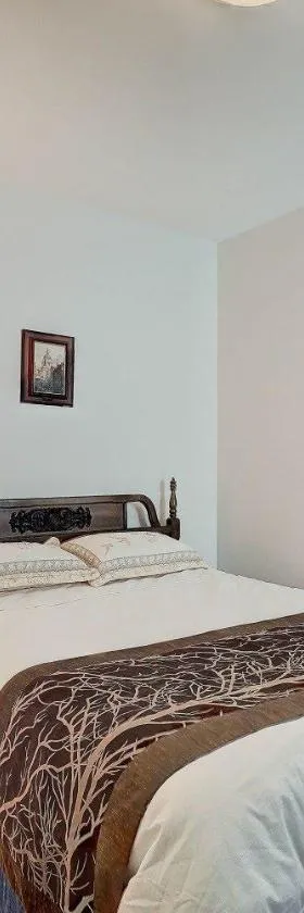 O Charming Bright Queen Bed Room Ensuite，位于西温哥华的酒店