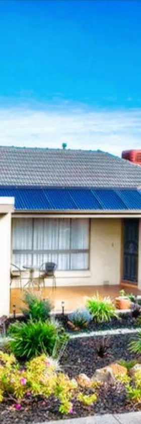Home in Doncaster with Gardens, Near Shops & Transport，位于唐卡斯特的酒店