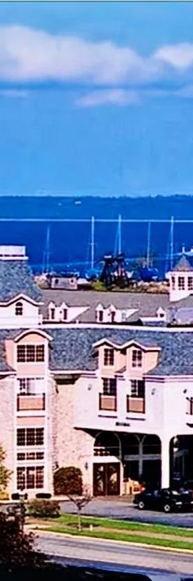 Hamilton Inn Select Beachfront Mackinaw City，位于麦基诺城的酒店