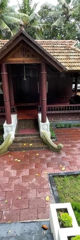 Kerala Heritage Home - Periya Veedu，位于Neyyāttinkara的酒店