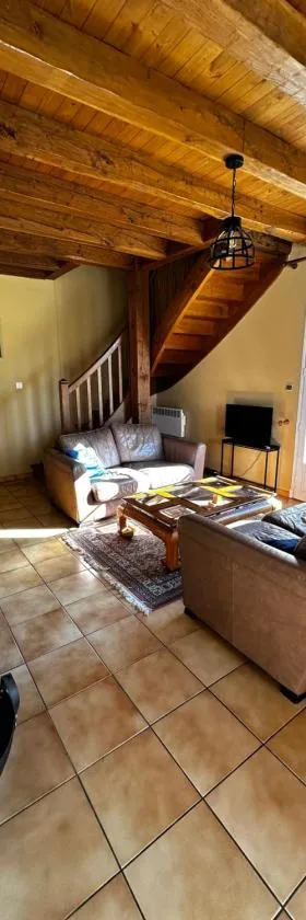 House with large private garden in Villereal，位于维勒雷阿勒的酒店
