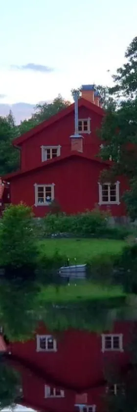 Historiskt, mysigt boende med sjöutsikt i underbar miljö，位于Undenäs的酒店
