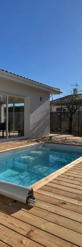 Maison familiale piscine 3 chambres Gujan-Mestras !，位于居让梅斯特拉的酒店