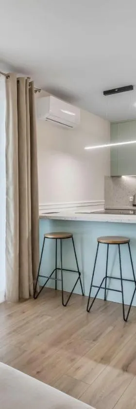 Nowoczesny apartament z balkonem i widokiem na miasto，位于谢德尔采的酒店
