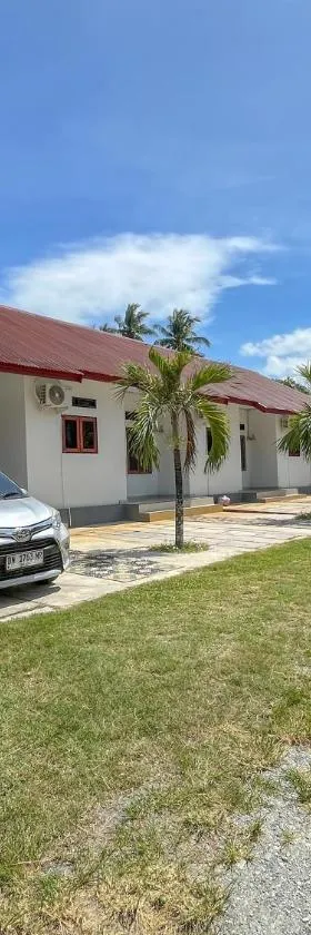 RedDoorz Syariah at Home Ampana Guest House Ampana Kota，位于Dondo的酒店