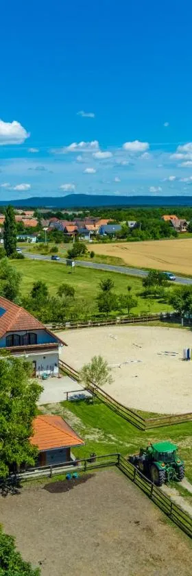 Gyulavezér Lovasbirodalma，位于格拉克斯兹的酒店