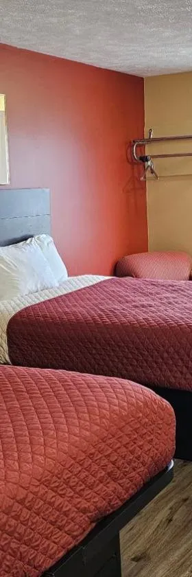 Budgetel inn & Suites，位于Fort Scott的酒店
