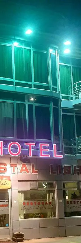 HOTEL Crystal Lights，位于皮罗特的酒店