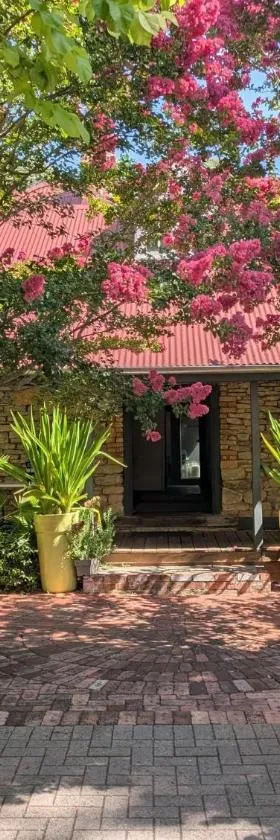 Mahogany Inn and Distillery，位于Mahogany Creek的酒店