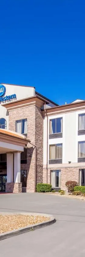 Best Western St. Louis Airport North Hotel & Suites，位于黑泽尔伍德的酒店