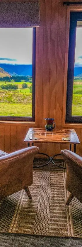 Nevis Landing Off Grid B&B，位于Garston的酒店