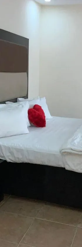Senators Suites and Towers Hotel，位于Omole的酒店