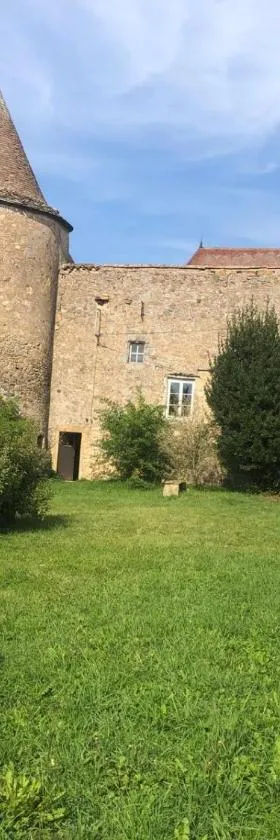 Appartement Château de Corcelle，位于Bourgvilain的酒店