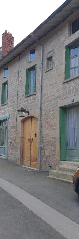 Ancient House in Village Centre，位于Peyrat-le-Château的酒店