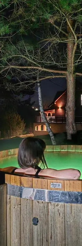Forest Zen Małastów dom z prywatną balią z widokami na las，位于Małastów的酒店
