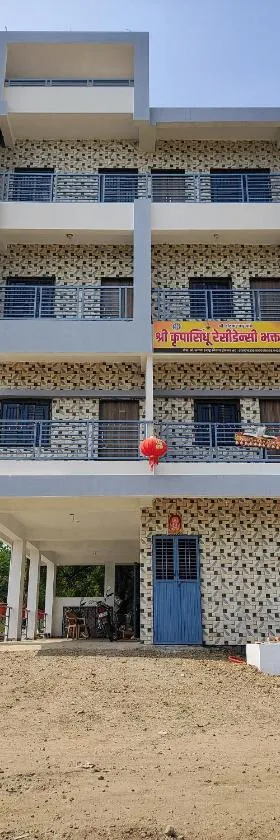Shri KrupaSindhu Residency Bhakt Niwas，位于Akalkot的酒店