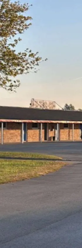 Rodeway Inn，位于弗劳拉的酒店