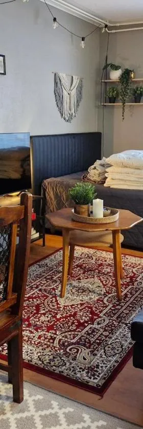 Studio with sauna near highway，位于肯佩莱的酒店