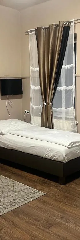 奥普艺术旅馆及餐厅，位于莫诺尔的酒店