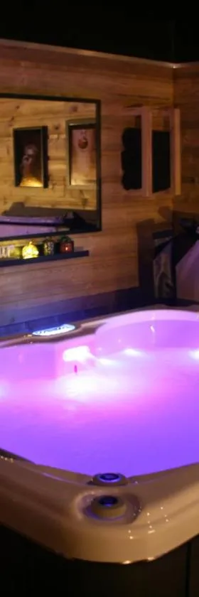 Le Chalet des Amoureux SPA Sauna，位于Lozinghem的酒店