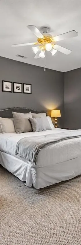 NEW King Bed, Suite, Downtown BR, Southern Charm Caboose，位于蓝岭的酒店