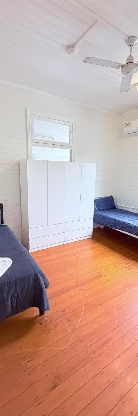 Beach accommodation with Shared facilities，位于Emu Park的酒店