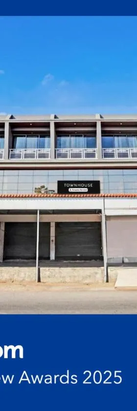 Townhouse Bhagvadar Porbandar Formerly Hotel Shiv Plaza，位于Khāmbhodar的酒店