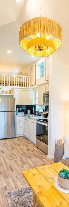 Rainforest Tiny Home Retreat 27，位于福克斯的酒店