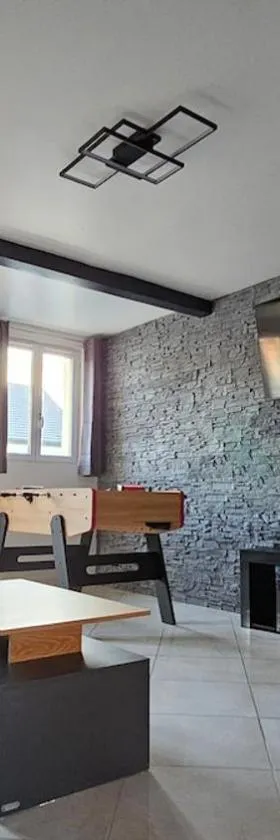 Grey And White Duplex，位于德朗西的酒店